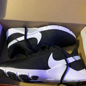 Women nike legend essential 2, BRAND NEW